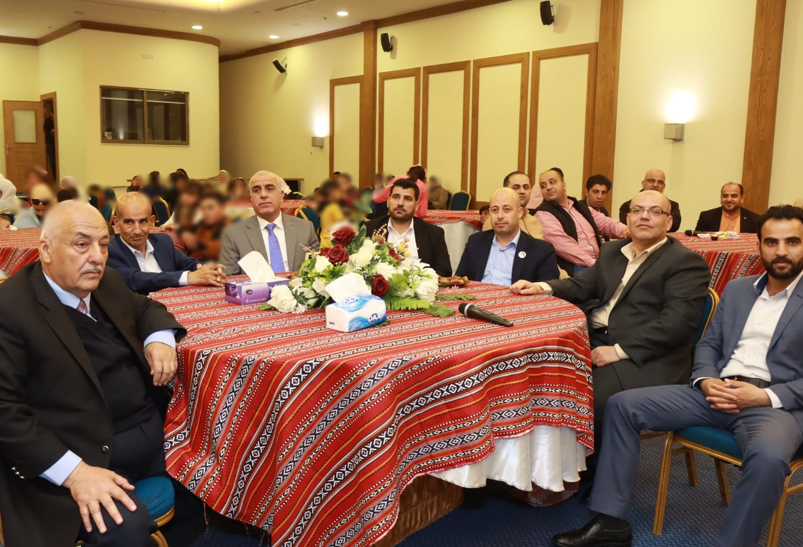 رئيس جامعة الحسين بن طلال يرعى حفل توزيع الهدايا على الأطفال الأيتام في معان.